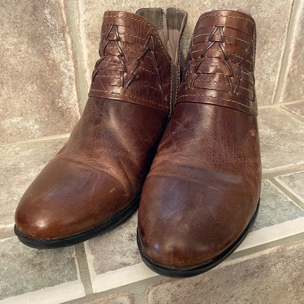 Earth women’s shoes, brown, worn 1-2 times, no box.